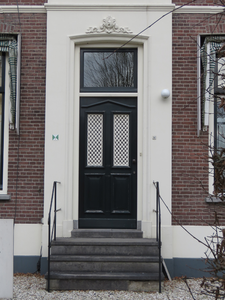 848160 Gezicht op de ingangspartij van het pand Zandweg 147 (Huisartsenpraktijk De Weerark) te De Meern (gemeente Utrecht).